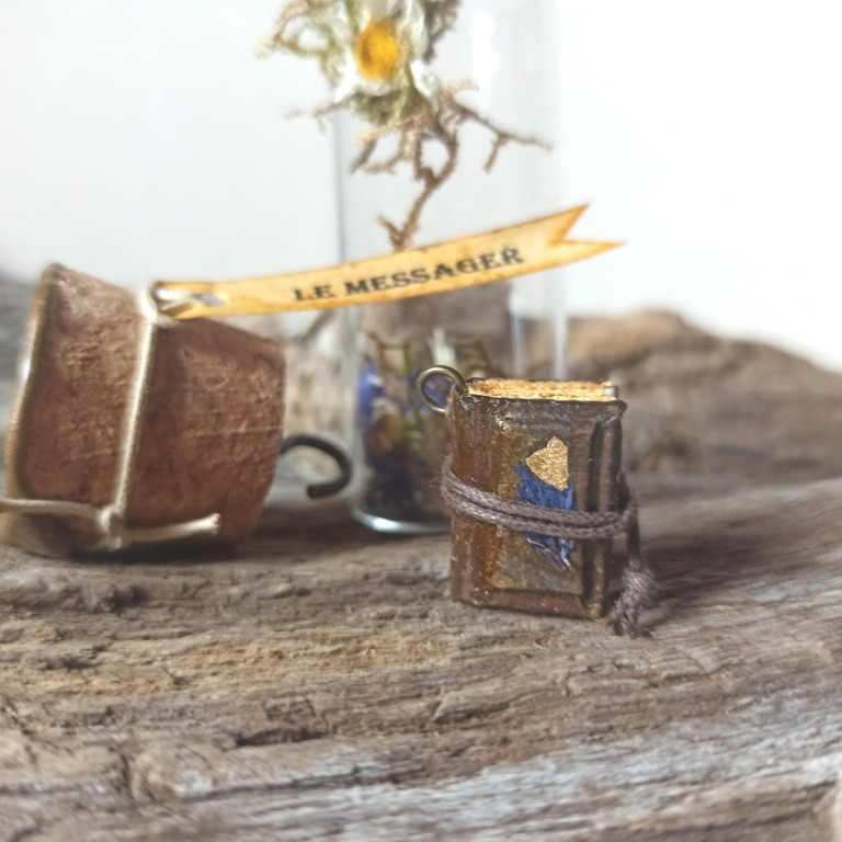 Le pendentif grimoire Le messager n°11, pièce unique