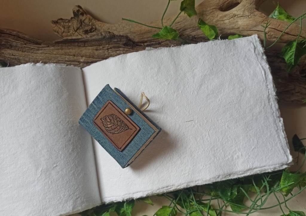 Carnet le voyageur N°3 papier coton, accompagné de son mini carnet en papier lokta, reliure artisanale