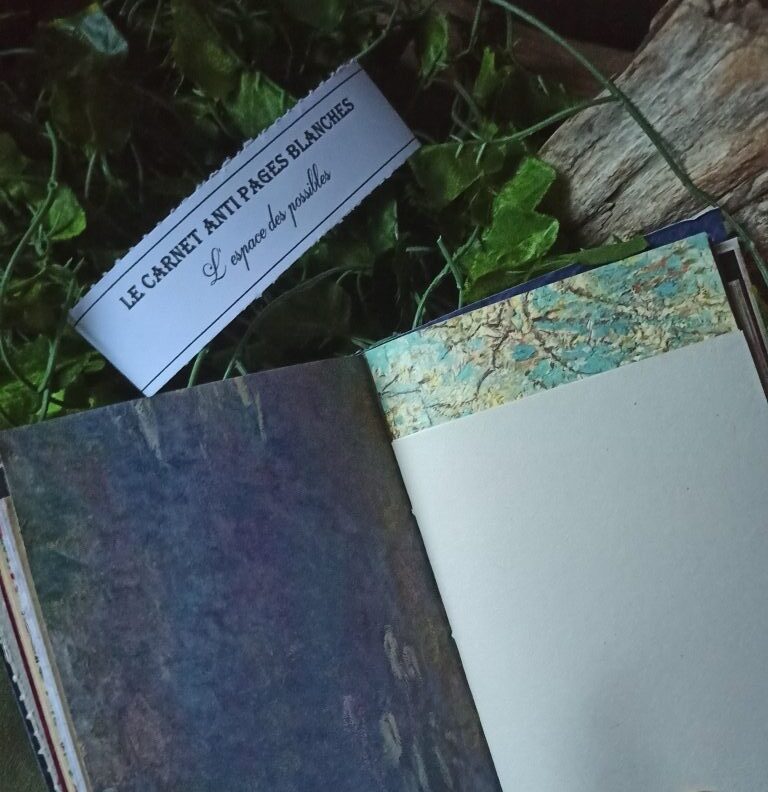 Fabriqué à partir de papiers recyclés soigneusement sélectionnés, ce carnet unique allie fonctionnalité et écoresponsabilité.