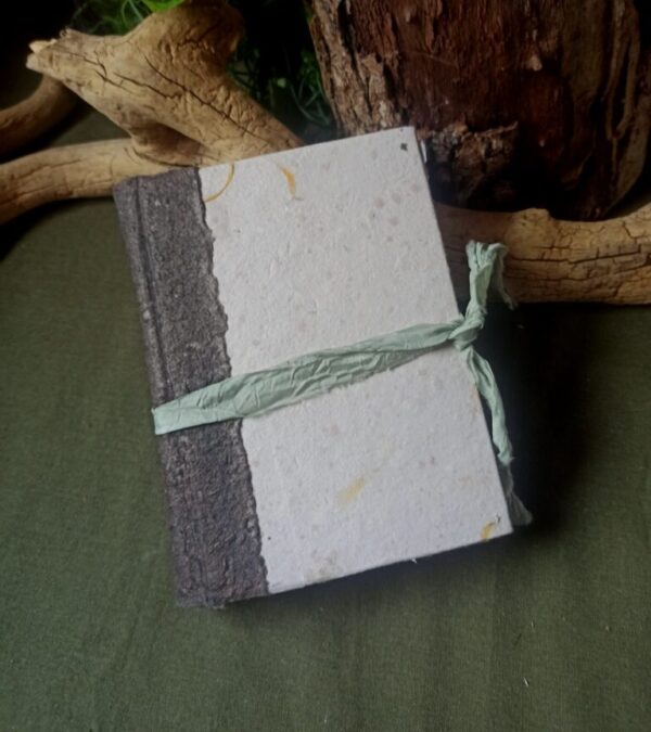 Carnet grimoire artisanal, papier recyclé fait main, pièce unique Carnet grimoire artisanal, papier recyclé fait main, pièce unique