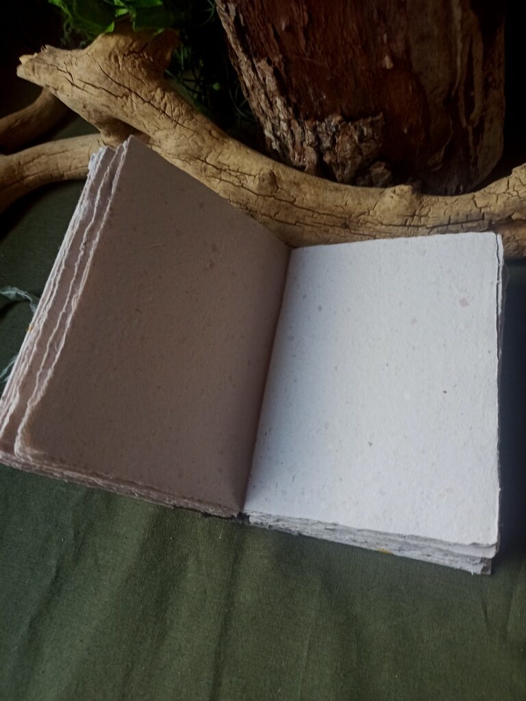 Carnet grimoire artisanal, papier recyclé fait main, pièce unique