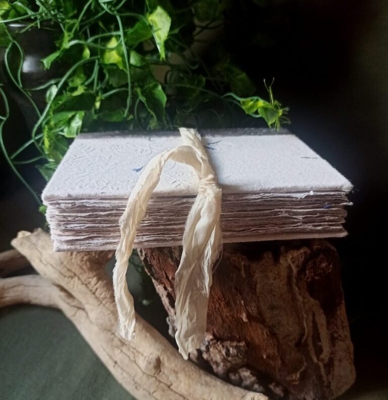 Carnet papier recyclé fait main, reliure artisanale, pièce unique