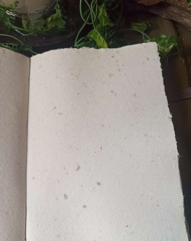 Carnet artisanal, papier fait main à l'atelier, reliure artisanale, L'arbre à papier