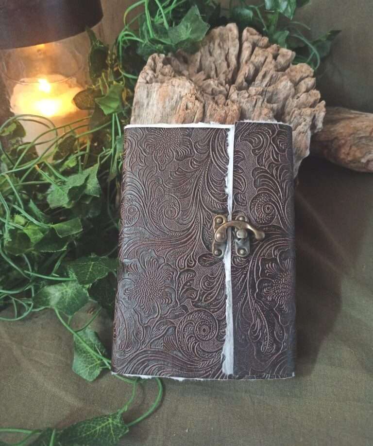 Carnet artisanal, papier fabriqué à la main à l'atelier, reliure artisanale