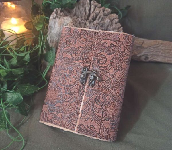 Carnet artisanal, papier fabriqué à la main à l'atelier, reliure artisanale Carnet artisanal, papier fabriqué à la main à l'atelier, reliure artisanale