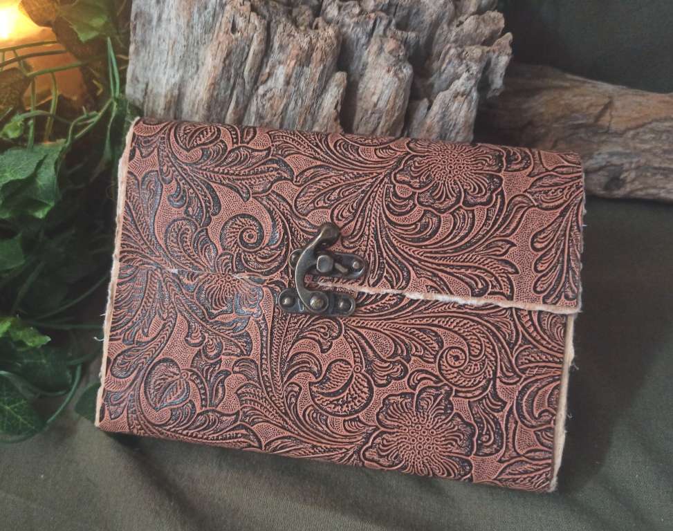 Carnet artisanal, papier fabriqué à la main à l'atelier, reliure artisanale