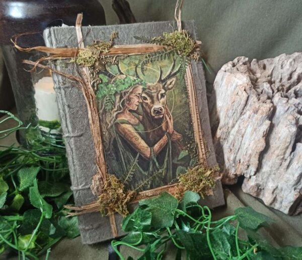 Grimoire artisanal, papier fabriqué à la main à l'atelier, reliure artisanale