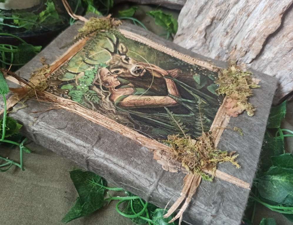 Grimoire artisanal, papier fabriqué à la main à l'atelier, reliure artisanale