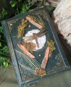 Grimoire artisanal, papier fabriqué à la main à l'atelier, reliure artisanale