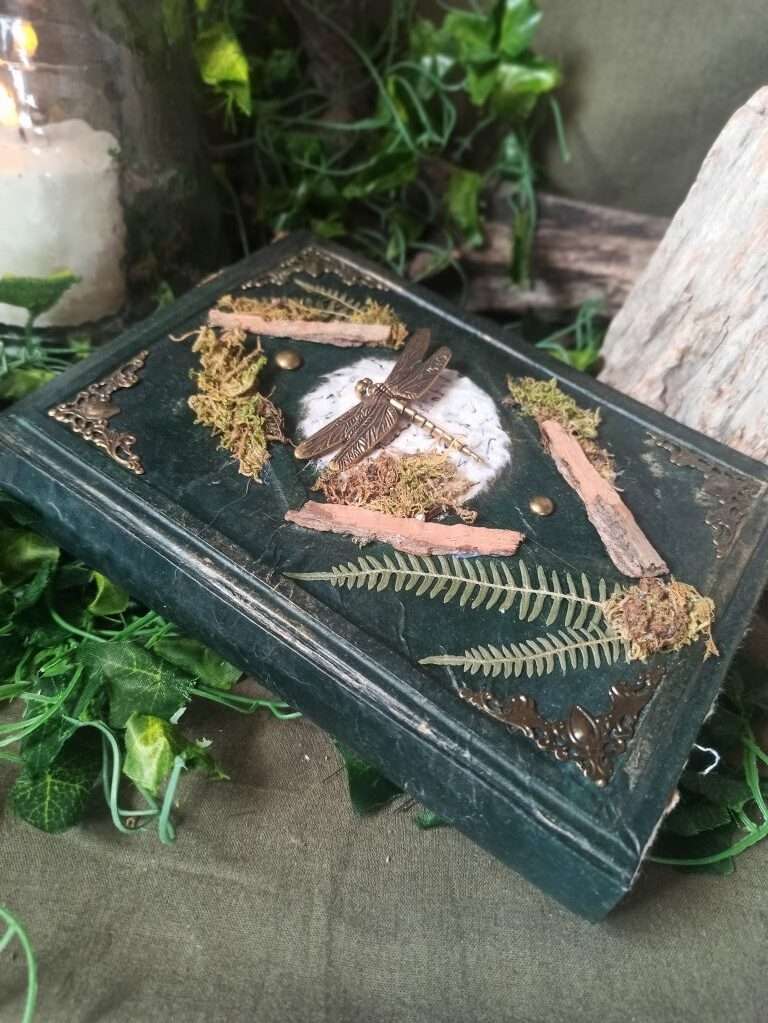 Grimoire artisanal, papier fabriqué à la main à l'atelier, reliure artisanale