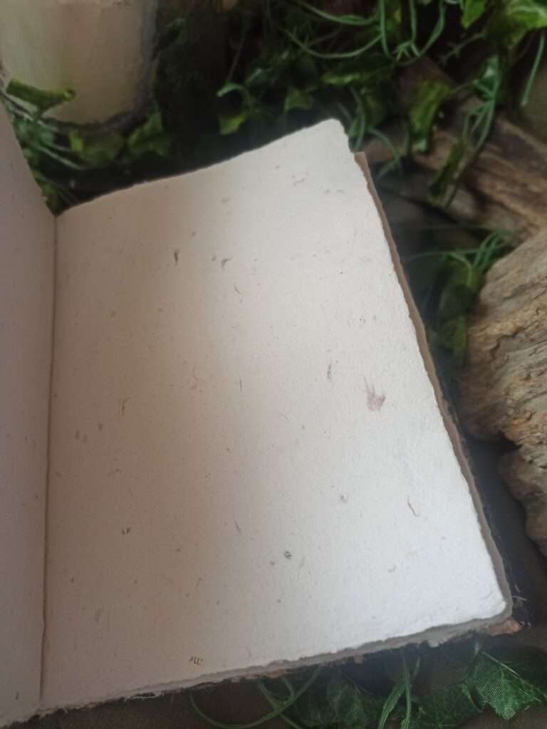 Grimoire artisanal, papier fabriqué à la main à l'atelier, reliure artisanale