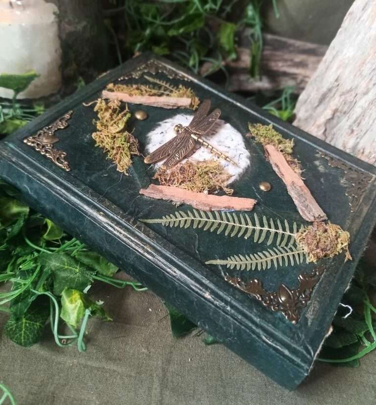 Grimoire artisanal, papier fabriqué à la main à l'atelier, reliure artisanale