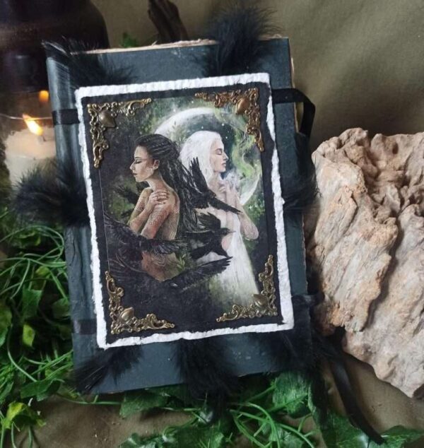 Grimoire artisanal, papier fabriqué à la main à l'atelier, reliure artisanale