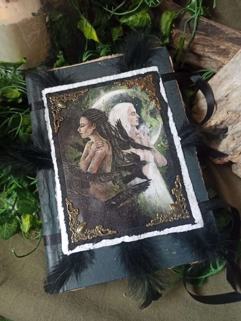 Grimoire artisanal, papier fabriqué à la main à l'atelier, reliure artisanale