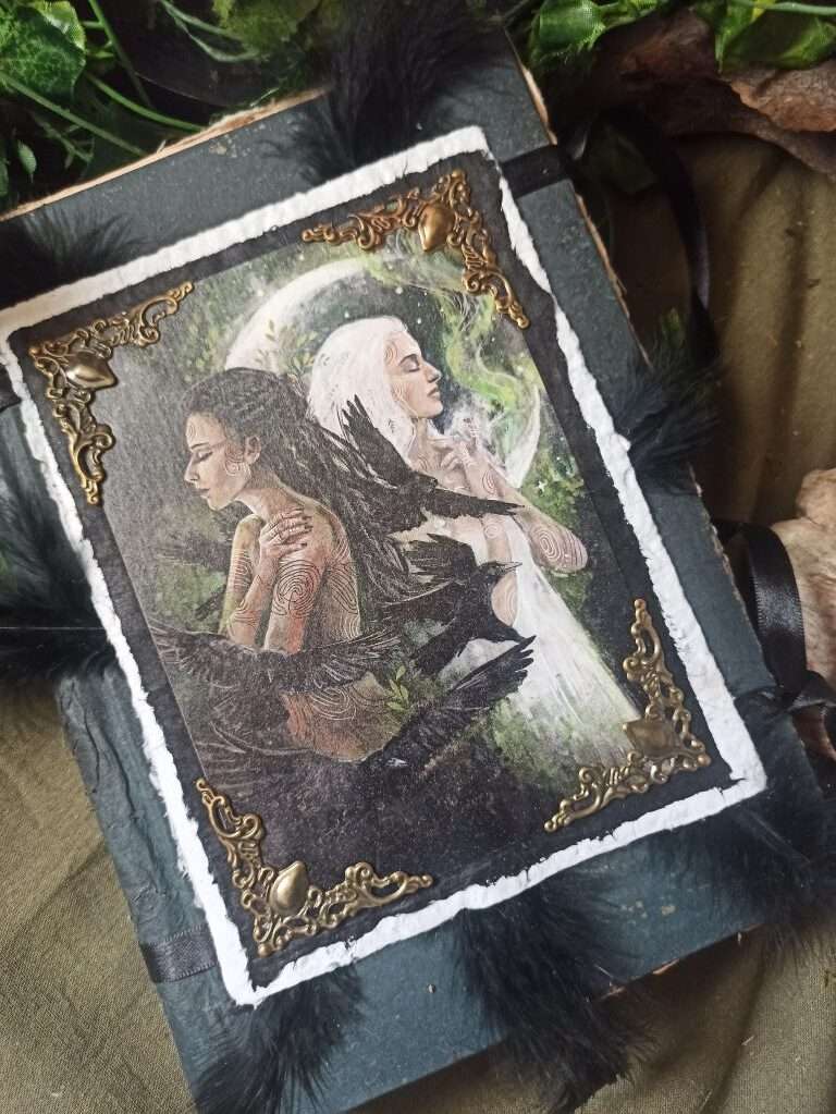 Grimoire artisanal, papier fabriqué à la main à l'atelier, reliure artisanale