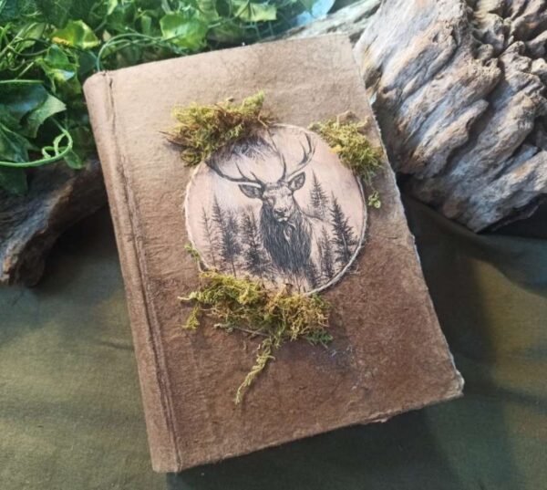 Grimoire artisanal, papier fait main à l'atelier, reliure artisanale, L'arbre à papier