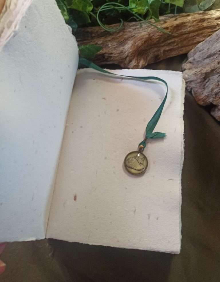 Grimoire artisanal, papier fait main à l'atelier, reliure artisanale, L'arbre à papier Grimoire artisanal, papier fait main à l'atelier, reliure artisanale, L'arbre à papier