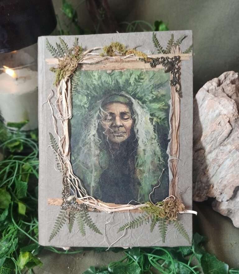 Grimoire artisanal, papier fabriqué à la main à l'atelier, reliure artisanale