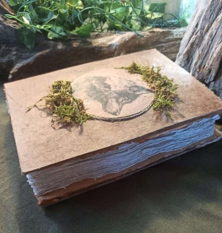Grimoire artisanal, papier fait main à l'atelier, reliure artisanale, L'arbre à papier
